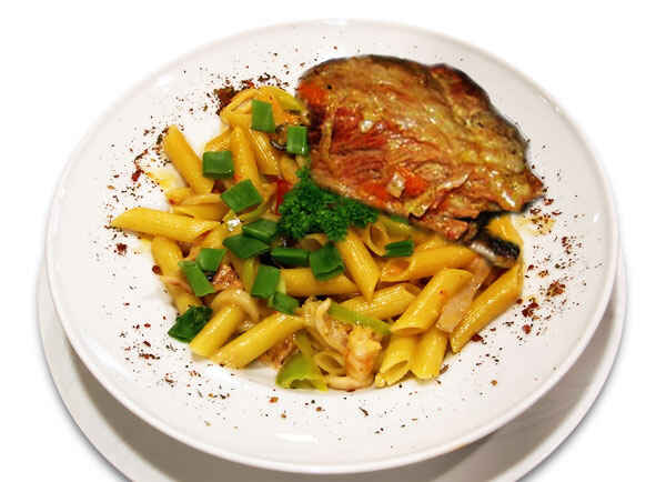 Макароны с курицей и луково-морковной заправкой