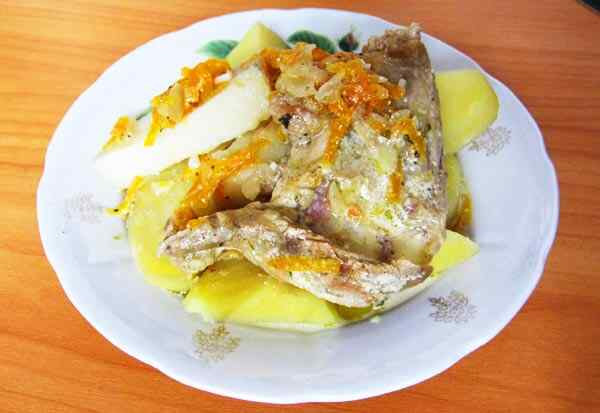 Тушеный кролик с картофелем, морковью и чесноком