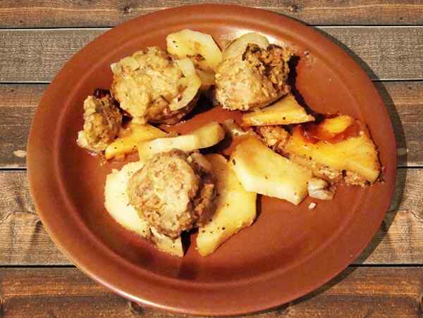 Картошка с шариками из фарша в мультиварке