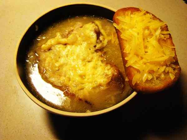 Французский луковый суп с сыром и гренками Французский луковый суп с сыром и гренками