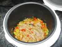 Добавляем в мультиварку фарш, обжариваем, часто помешивая