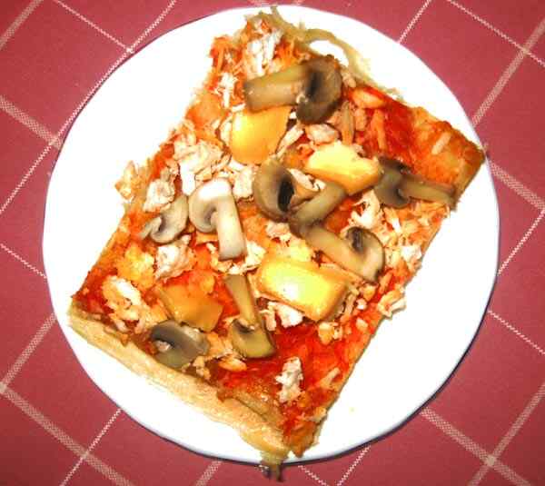 Пицца из слоеного теста с грибами и курицей