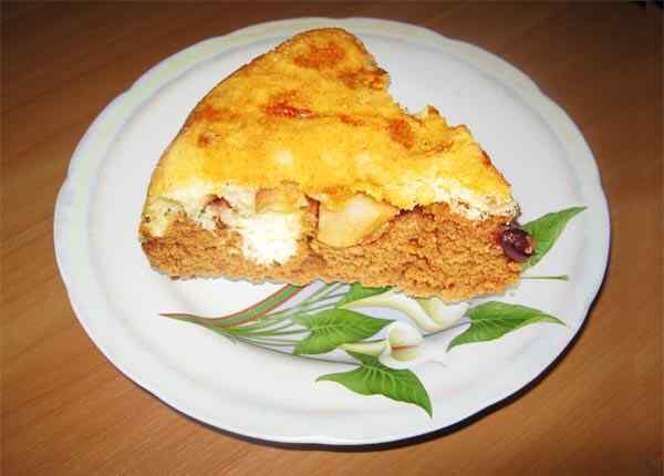 Яблочная шарлотка с ягодами и какао