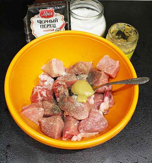 Свинина тушеная с луком на сковороде