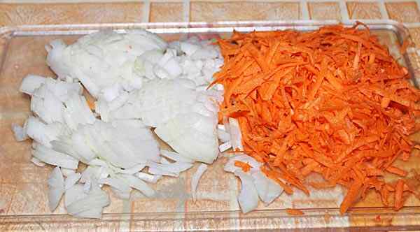 Режем лук и морковь