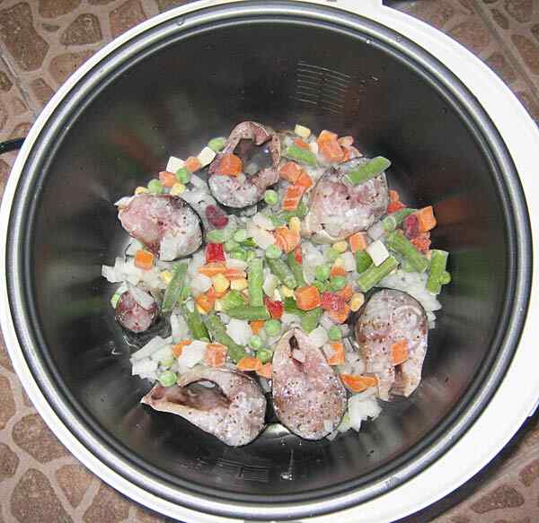 Скумбрия запеченная с овощами в сметане