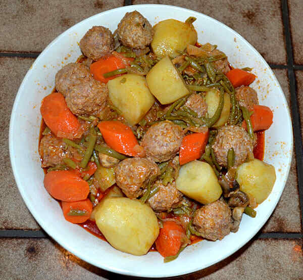Мясные шарики тушеные с овощами и специями