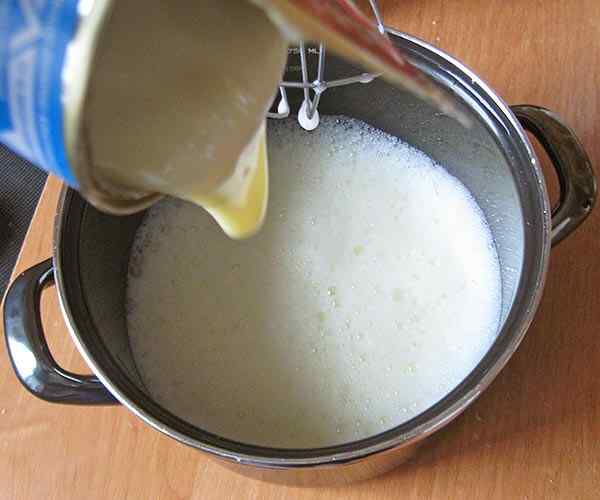 Готовим крем для торта, смешав воду, яйцо и сгущенку