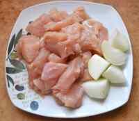 Перемалываем на мясорубке мясо для домашних колбасок в мультиварке