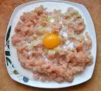 Кладем в фарш для колбасок яйцо, молоко, соль, перец, чеснок и масло