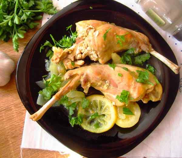 Кролик тушеный в мультиварке с лимоном и чесноком