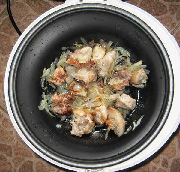 Обжариваем мясо и лук на подсолнечном масле в мультиварке