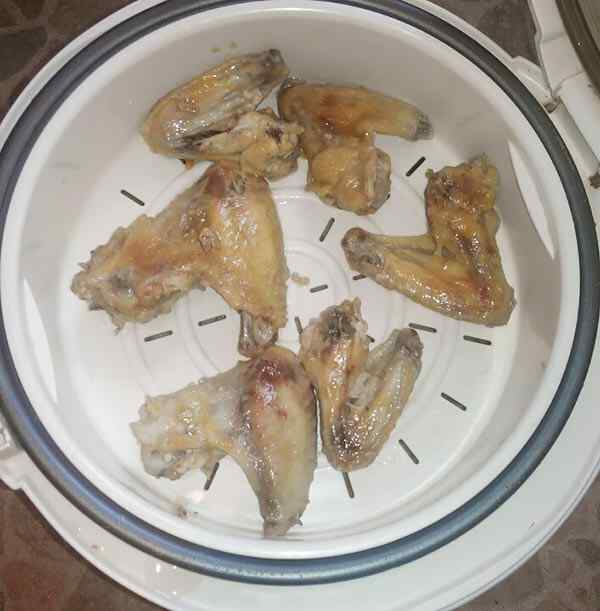 Перекладываем мясо в корзинку для варки на пару