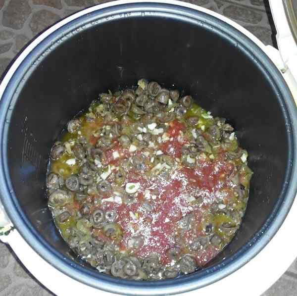 Добавляем муку, томатный сок и чеснок