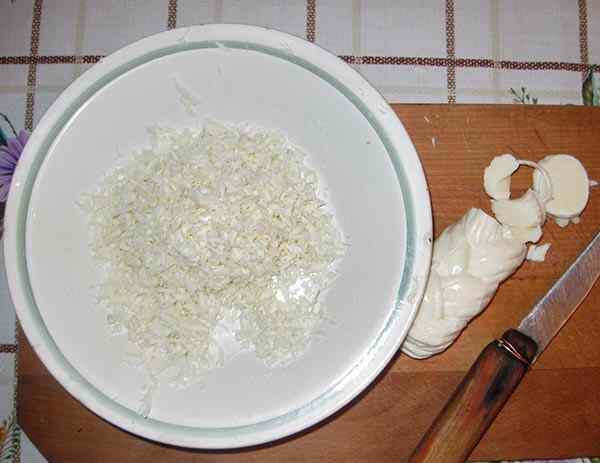 Порежьте сулугуни