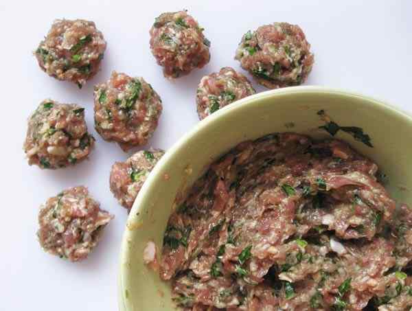 Формируем мясные шарики