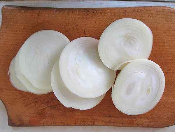 Луковицу режем кольцами