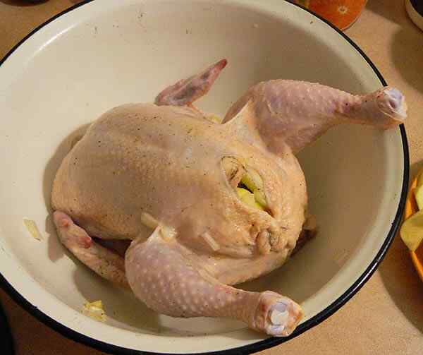 Фаршируем курицу яблоками