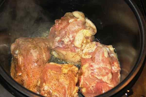 Укладываем куриные бедрышки в мультиварку