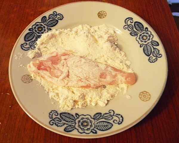 Панируем куриное филе в муке
