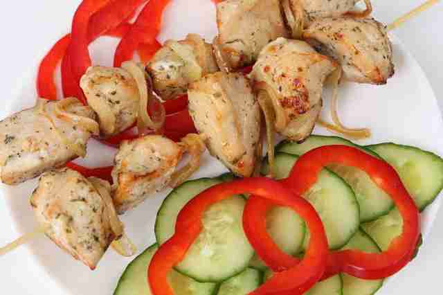 Надеваем кусочки мяса на шпажки