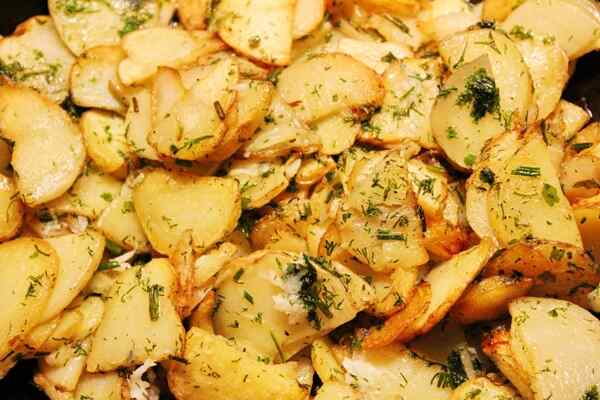 Жареная картошка с укропом готова