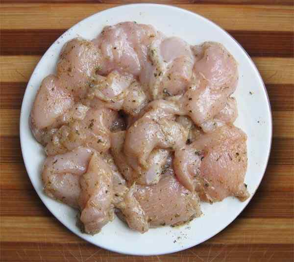 Нарезаем куриное филе и маринуем со специями