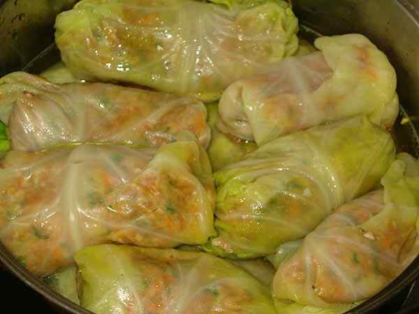 Сворачиваем голубцы с рисом и фаршем