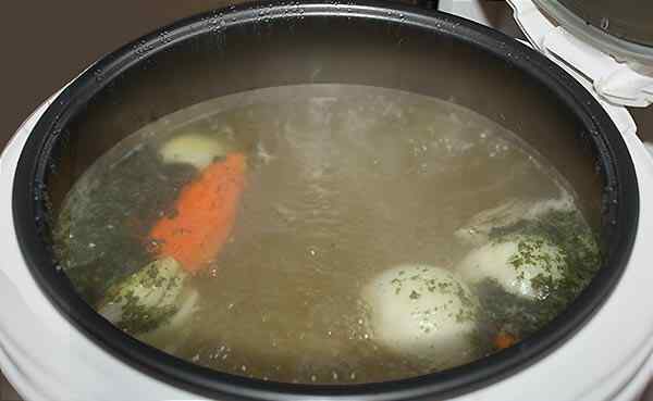 Варим мясо с луком и морковью 2,5 часа