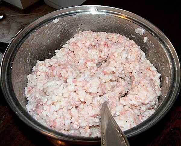 Смешиваем все ингредиенты для мясной запеканки с рисом
