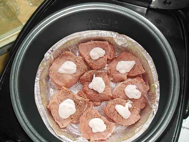 Выкладываем мясо в форму