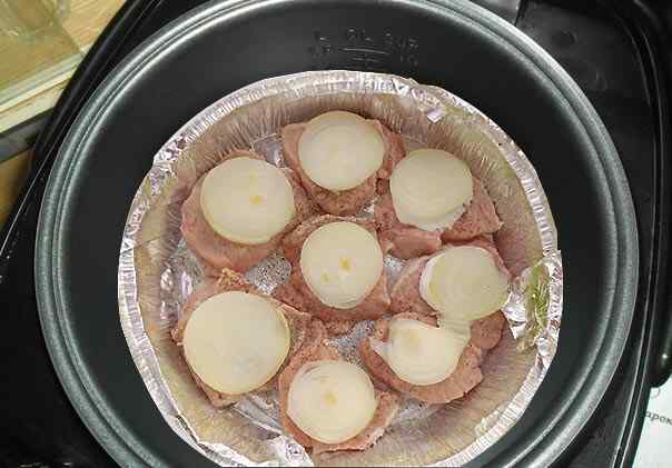 Добавляем к мясу кружочки лука