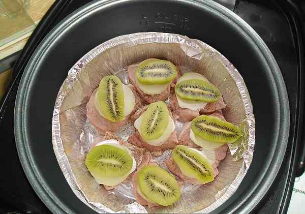 Выкладываем на мясо кусочки киви