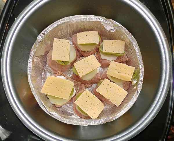 Накрываем мясо кусочками сыра