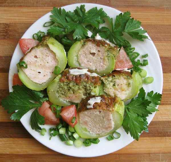 Кабачки с фаршем и сыром в мультиварке