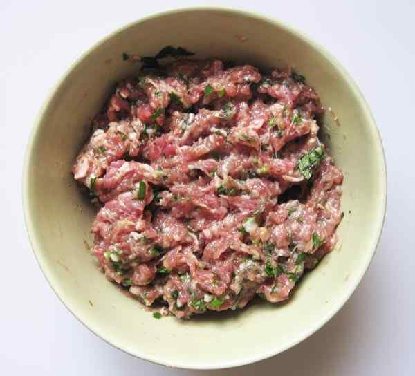 Перемешиваем фарш руками