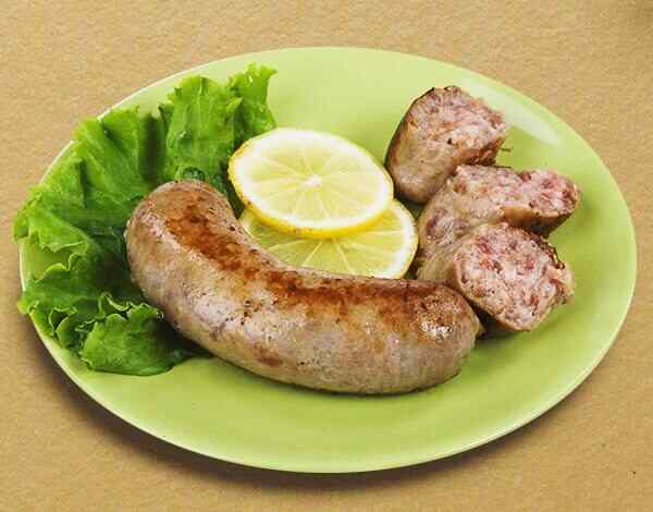 Подаем купаты с лимоном и зеленью