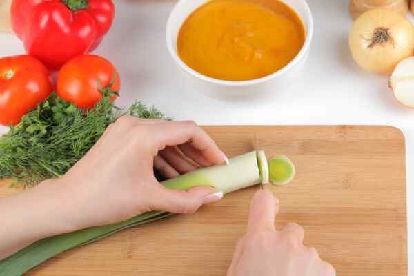 Нарезаем овощи кусочками