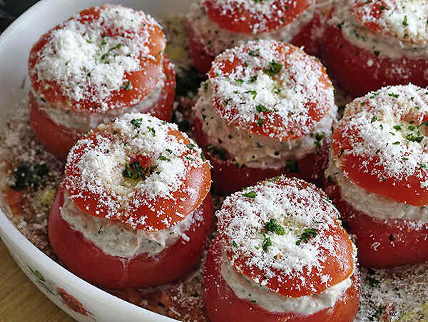 Помидоры фаршированные сыром и чесноком в мультиварке