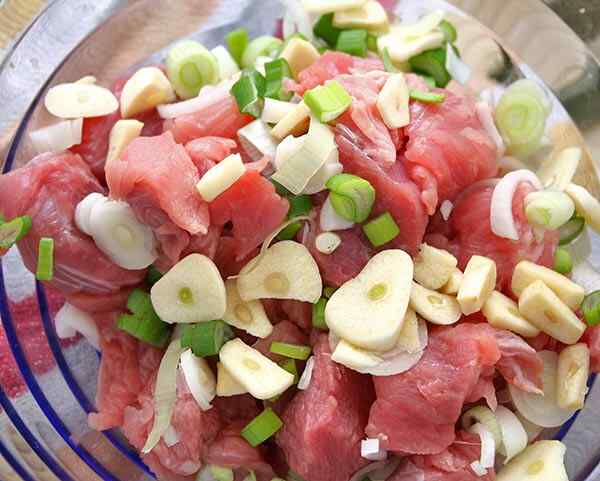 Моем и режем мясо, добавляем к нему лук и чеснок