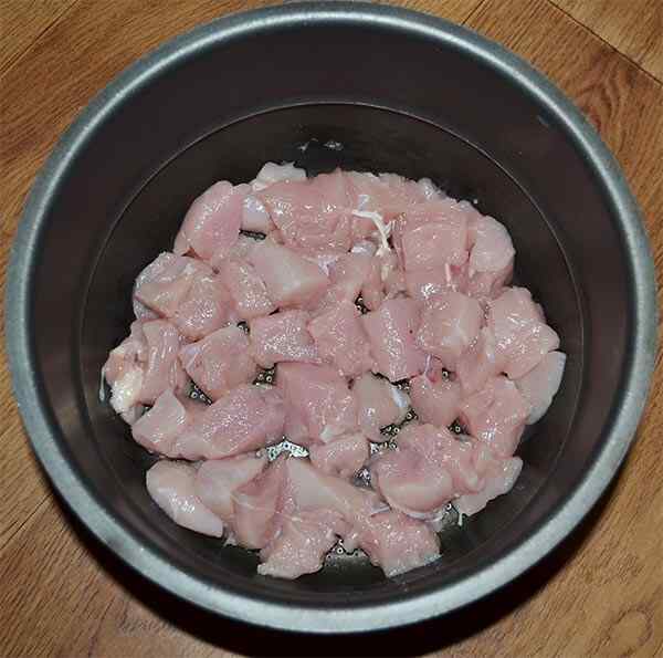 Обжариваем лук и добавляем курицу