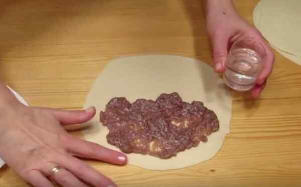 Накладываем мясо на круги из теста