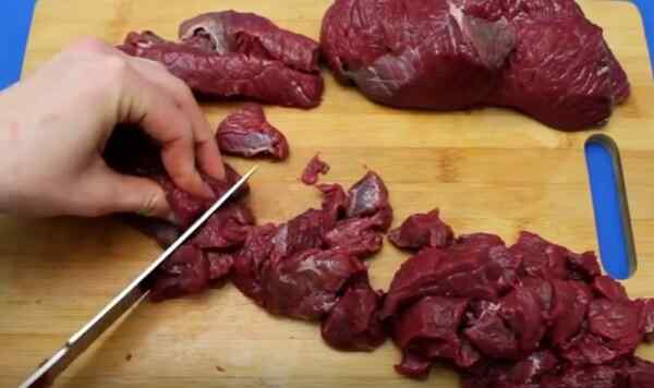 Мясо моем и нарезаем кусочками