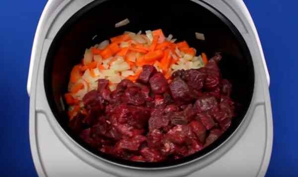 Добавляем в кастрюлю мясо