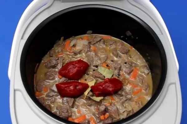 Добавляем к мясу томатную пасту