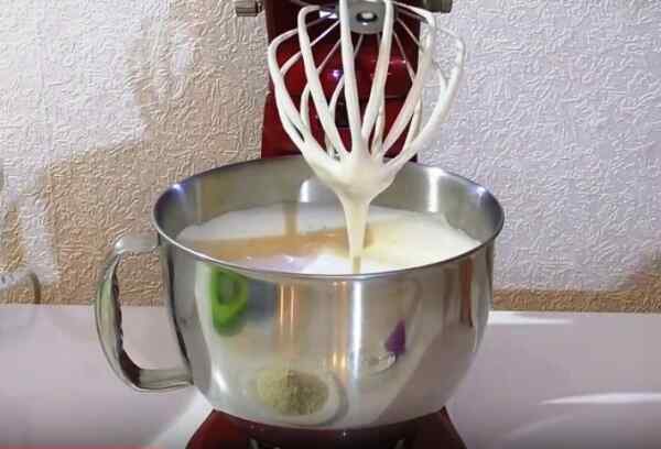 Взбить яйца с сахаром и медом