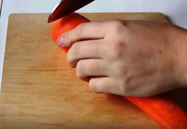 Нарежьте морковку кружочками
