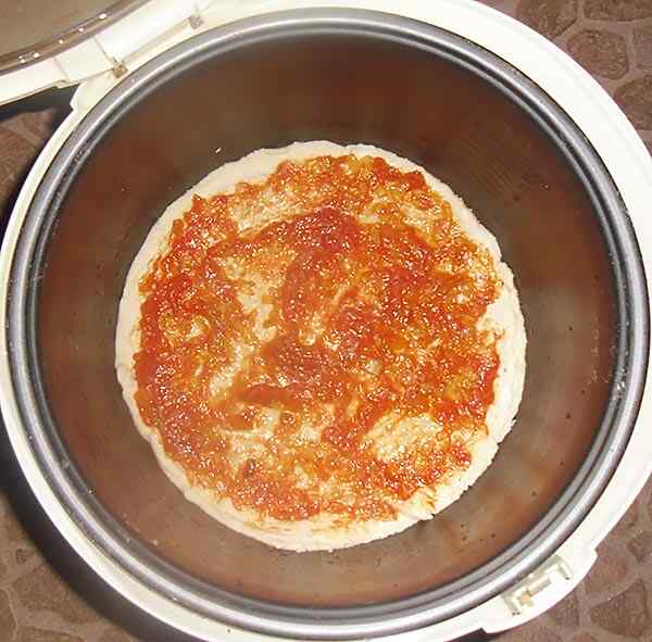 Смазываем заготовку для пиццы соусом