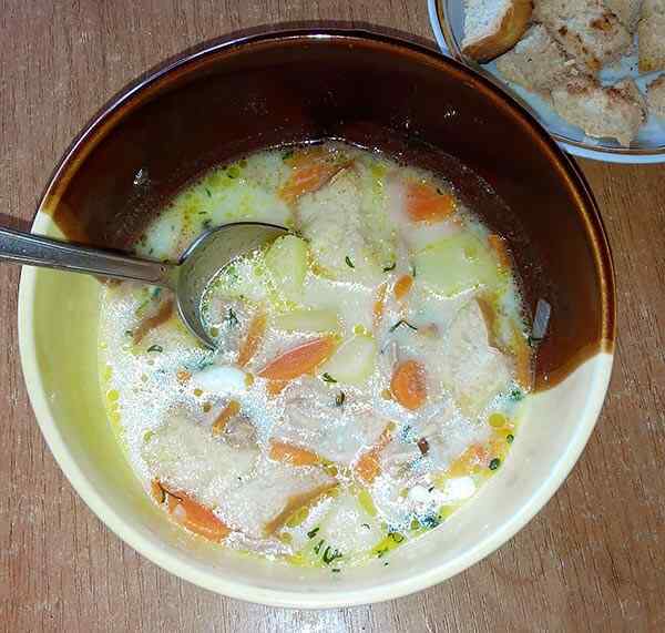 Порция куриного супа в мультиварке редмонд