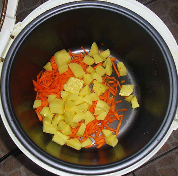 Добавляем картошку в куриный суп в мультиварке 